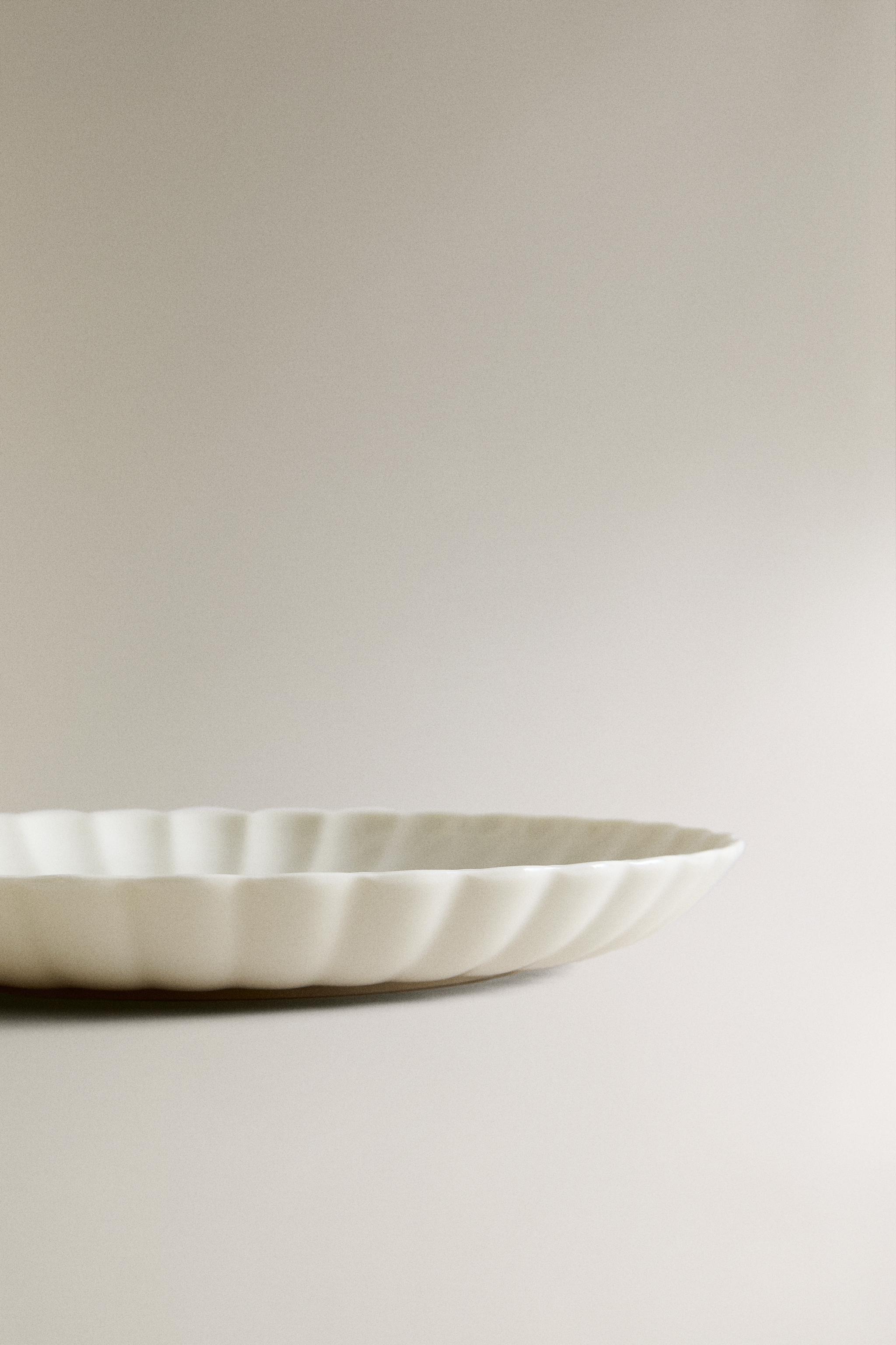 SCALLOPED PORCELAIN DESSERT PLATE